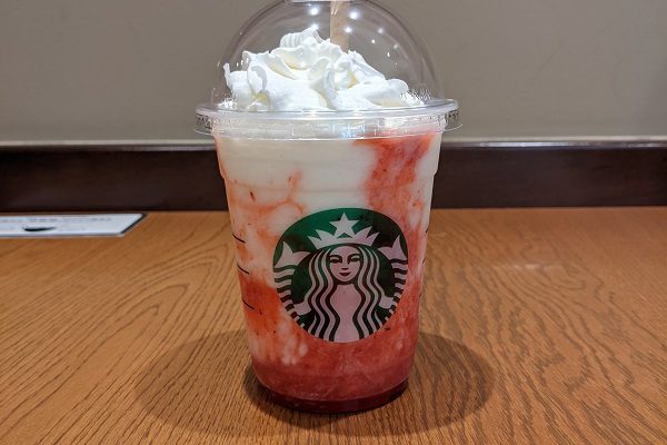 ストロベリーフラペチーノの飲み方