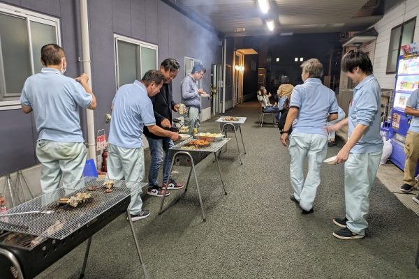 年に一度の全体会議後のバーベキュー