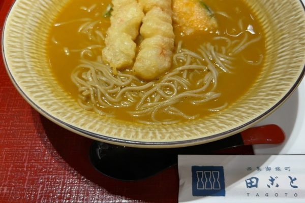 暑い時に熱い食べ物を