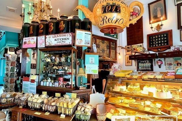 風情ある北浜レトロのアンティーク家具と紅茶の楽しみ方