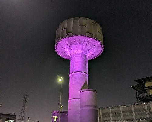 色とりどりのライトアップで魅了する配水塔