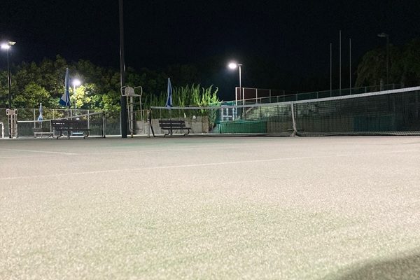 夜のテニスコート